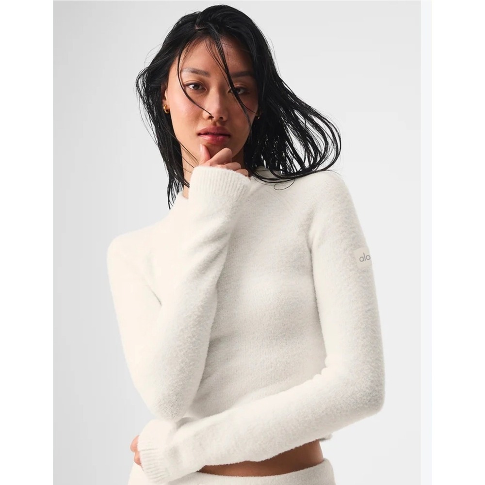 Alo Yoga Snuggle Up Sweater Cloud Dancer Minimalist Luxury Celeb Style Cozy